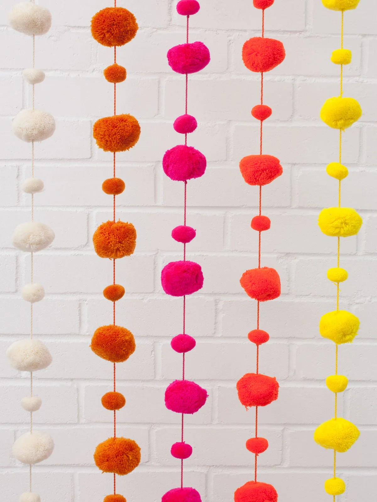 Pom Pom Garland, Pink